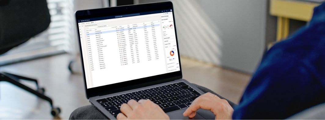 Ilustración de un cerebro digital analizando datos financieros para predecir pagos
